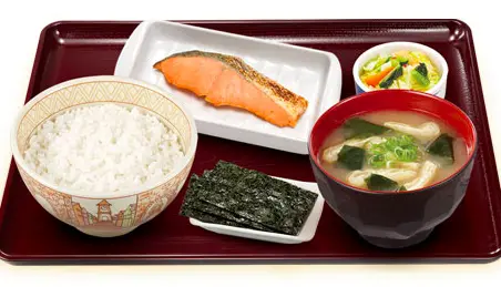 ダイエットにおすすめ第3位｜鮭定食（朝食メニュー）