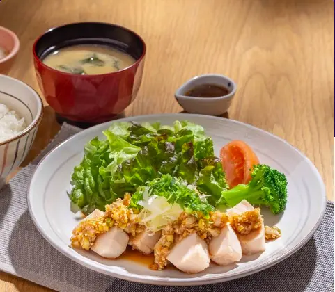 ダイエットにおすすめ第2位｜国産鶏むねサラダチキン もろみ醤油の香味ねぎソース定食