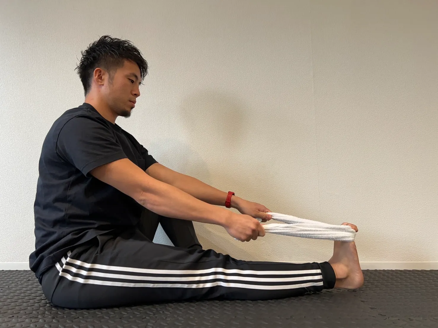 足裏をほぐすストレッチ方法、タオルで引っ張る方法
