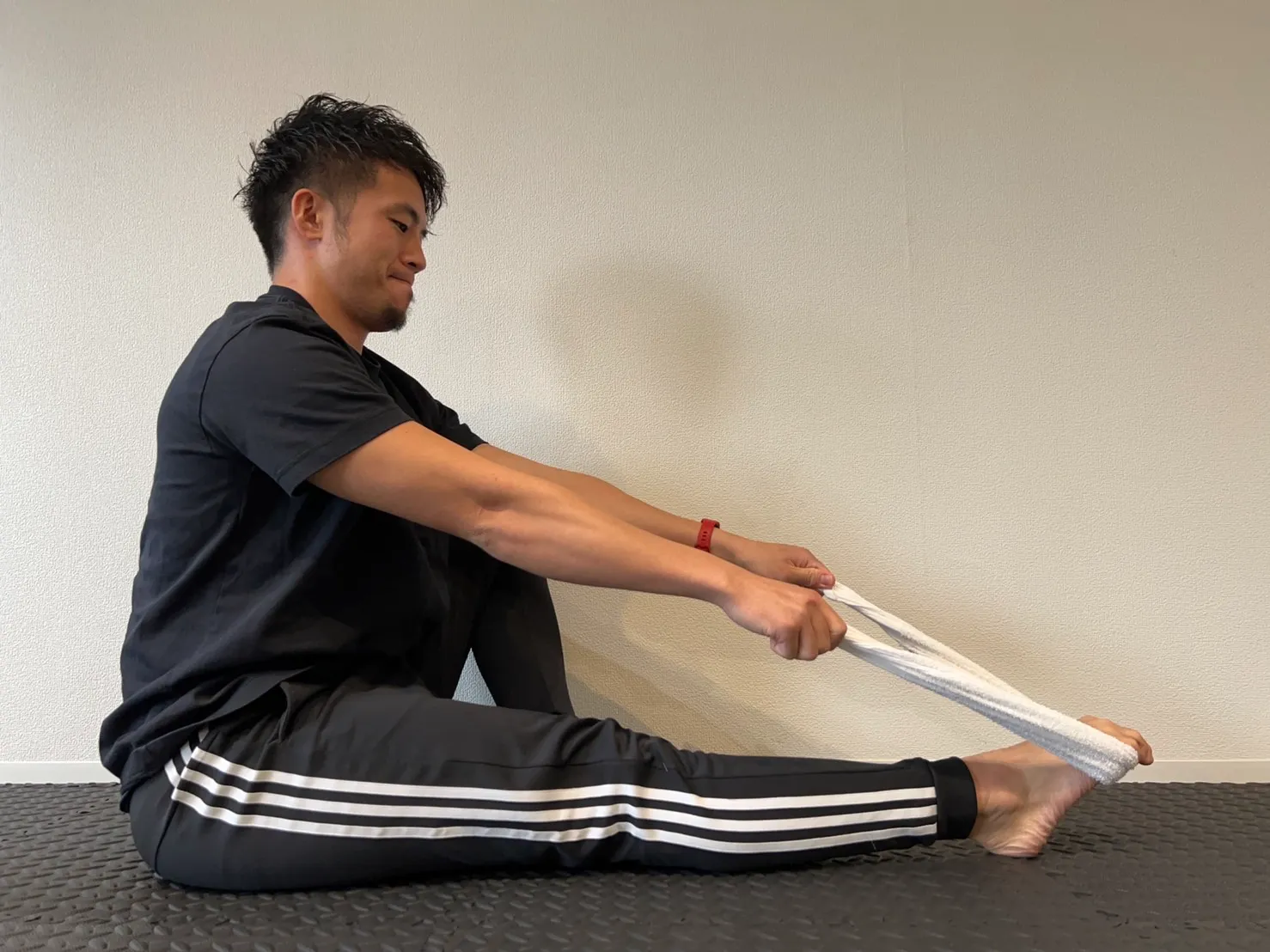 足裏をほぐすストレッチ方法、タオルで伸ばす方法