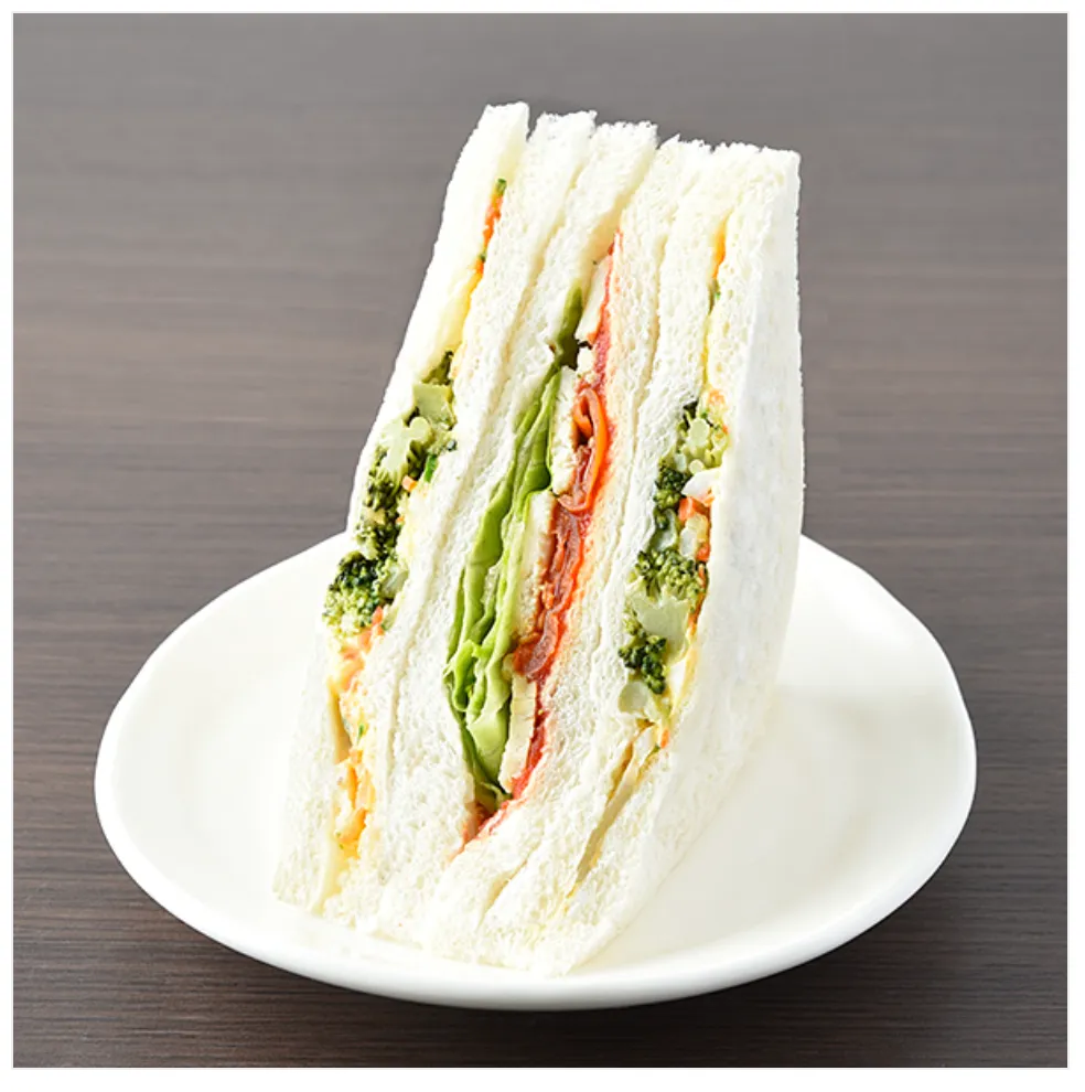 ファミマでダイエット！ローストチキンと7種野菜のミックスサンド