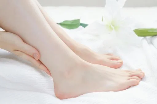 足のむくみに悩む女性の写真